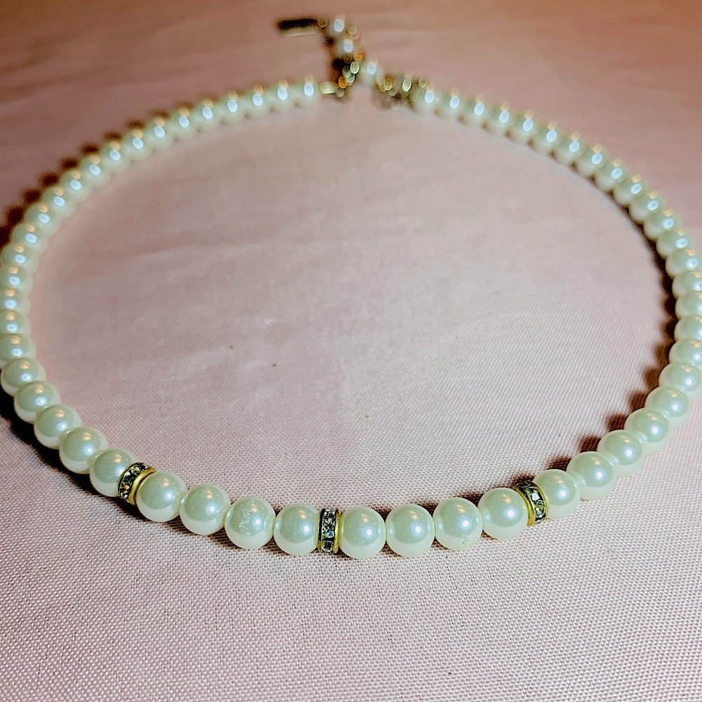 Faux pearl choker necklace with beautiful shiny stones